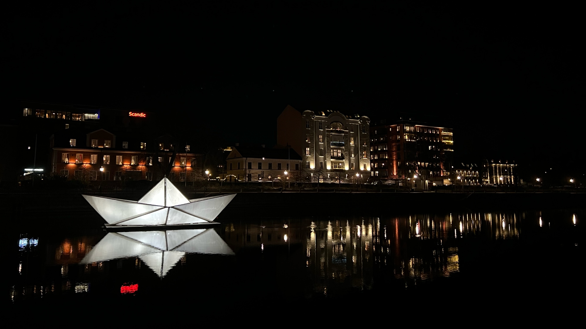 A photo taken of the Pappersbåten at Motala ström in Norrköping.